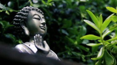 Zen bahçesindeki Buda Heykeli. Yakın plan.  