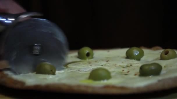 Manos Hombre Cortando Pizza Casera Por Noche Primer Plano — Vídeo de stock