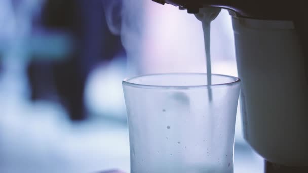 コーヒーカップにホットミルクを注ぐエスプレッソマシン クローズアップ — ストック動画