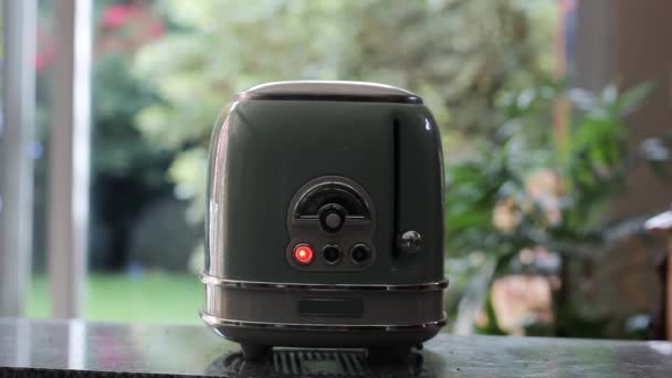 Een Man Die Toast Uit Een Retro Toaster Haalt Sluiten — Stockvideo