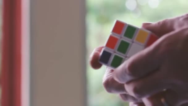 Homem Brincar Com Cubo Mágico Close — Vídeo de Stock