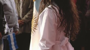 Buenos Aires Devlet Okulu 'nda Arjantin Milli Marşını söylerken Genç Kadın Bayrak Taşıyıcısı ayakta duruyor. 