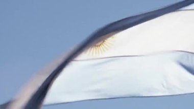 Arjantin bayrağı Blue Sky 'a karşı. Yakın plan. 