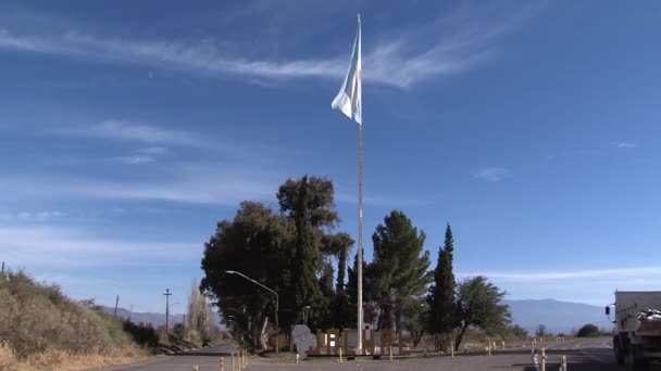 Argentinas Flagga Countryside Road San Juan Provinsen Argentina Zooma — Stockvideo