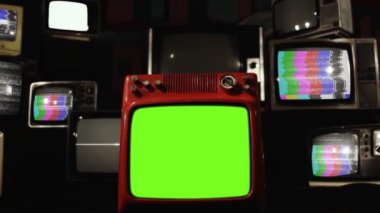 Yeşil Ekran, Renk Çubukları, Gürültü ve Statik TV yüklü Retro TV Yığını.  