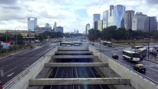 布宜诺斯艾利斯的摩天大楼和最近在布宜诺斯艾利斯的帕索德尔巴约高速公路上的交通 靠近雷蒂罗和马德罗港附近 — 图库视频影像