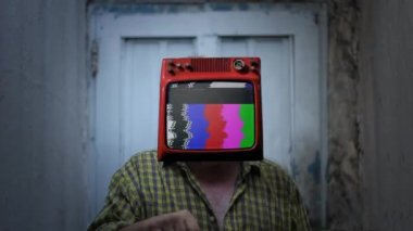 Ekranda Belçika bayrağı olan televizyoncu. Yakınlaştır.  