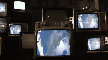 Uzaydan İtalya, UUİ 'den Retro TV' lerde görüldüğü gibi. Sepia Tone. NASA tarafından desteklenen bu videonun elementleri.  