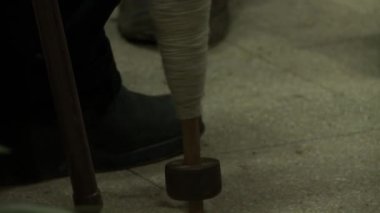 Patagonya, Arjantin, Güney Amerika 'da geleneksel Mapuche Wool ipliği tutan adam. Kapat..