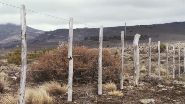 Farm Fence Post Στην Παταγονία Αργεντινή Νότια Αμερική — Αρχείο Βίντεο