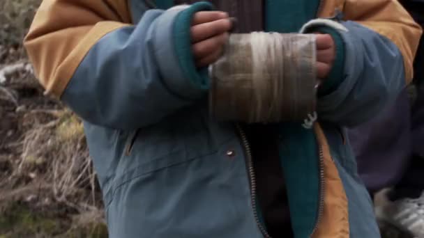 Aboriginal Boy Håller Burk Med Fiskelina Och Krok Bredvid Floden — Stockvideo