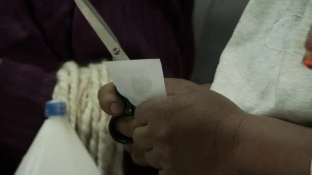 Γυναίκα Χέρια Χρησιμοποιώντας Ψαλίδι Στην Τάξη Κοντινό Πλάνο — Αρχείο Βίντεο