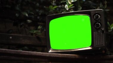 Klasik TV Yeşil Ekran Açık Hava. Yakınlaştır. Yeşil ekranı istediğin görüntüyle ya da resimle değiştirebilirsin. Sonraki Efektler ya da herhangi bir video düzenleme yazılımında Keying efekti ile yapabilirsiniz (YouTube 'daki derslere bakın).  