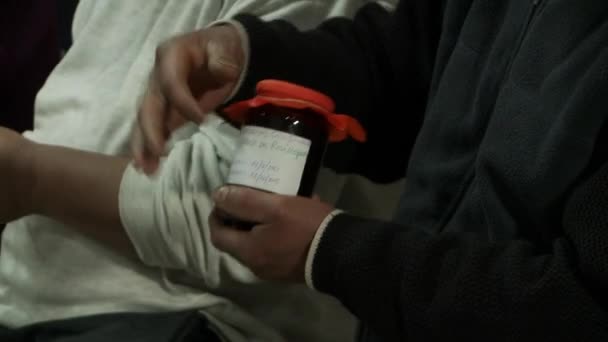 Manliga Händer Håller Marmalade Jar Mapuche Store Patagonien Argentina Närbild — Stockvideo