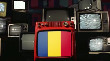 Romanya Bayrakları Vintage TV Yığınında. 