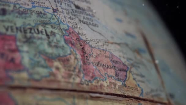 旧版环球地图中的圭亚那和苏里南地图 靠近点放大放大 — 图库视频影像