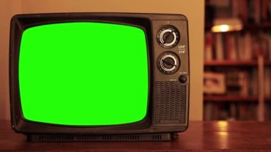 Man Hand eski televizyonu yeşil ekran ile akort ediyor. Yakın plan. Yeşil ekranı istediğin görüntüyle ya da resimle değiştirebilirsin. Sonraki Efektler ya da herhangi bir video düzenleme yazılımında Keying efekti ile yapabilirsiniz (YouTube 'daki derslere bakın). 