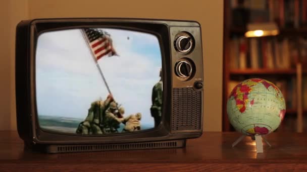 Barevné Záběry Druhé Světové Války Američtí Vojáci Vztyčující Vlajku Iwo — Stock video
