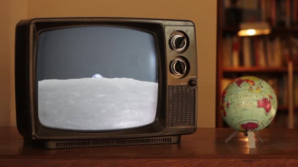 地球行星在月球上升起 就像在一台复古电视机上看到的那样 日本宇宙航空研究开发机构月球轨道器Kaguya Selene 提供的这一图像的要素 — 图库视频影像