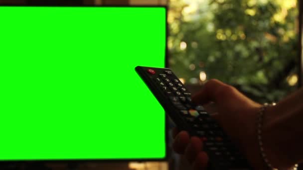 Pria Tangan Dengan Remote Control Dan Smart Green Screen Anda — Stok Video