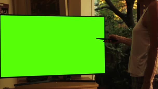 Wanita Dengan Remote Control Dan Dengan Green Screen Anda Dapat — Stok Video