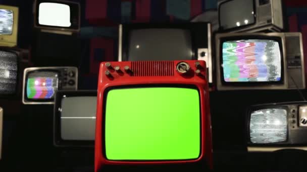 10台の古いテレビが緑の画面をオンにします 緑の画面を必要な映像や画像に置き換えることができます Effectsやその他のビデオ編集ソフトウェアでキーエフェクトを使用することができます Youtubeでチュートリアルを確認してください — ストック動画