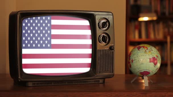 Bandera Americana Vista Viejo Televisor Retro Cerca Mapa Terrestre Primer — Vídeo de stock