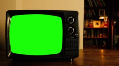 Yeşil ekranlı Retro TV seti. Yakınlaştır. Yakın çekim. Yeşil ekranı istediğin görüntüyle ya da resimle değiştirebilirsin. Sonraki Efektler ya da herhangi bir video düzenleme yazılımında Keying efekti ile yapabilirsiniz (YouTube 'daki derslere bakın).  