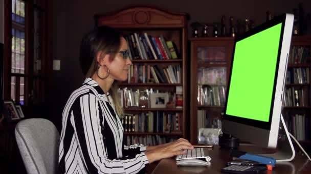 Επιχειρηματική Γυναίκα Που Εργάζεται Στο Γραφείο Την Πράσινη Οθόνη Υπολογιστών — Αρχείο Βίντεο
