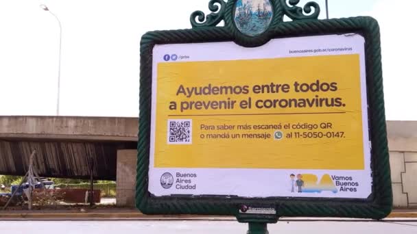 Covid 19世界流行中のブエノスアイレスのストリートサイン — ストック動画
