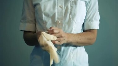 Doktor Coronavirüs salgını sırasında lateks eldivenlerini takıyor. Yakın plan. 