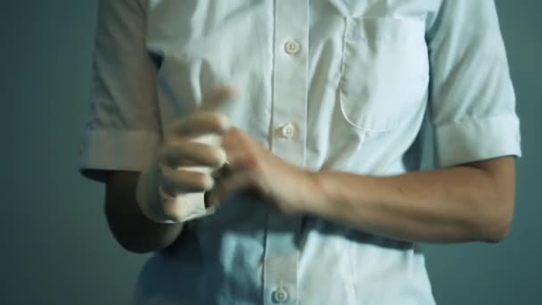 Жінка Лікар Одягає Латексні Рукавички Маску Під Час Coronavirus Global — стокове відео