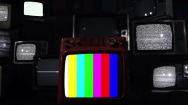 Renk Çubuklarıyla Retro Televizyon Yığını.  