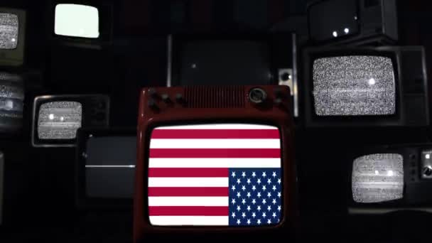レトロなテレビの壁にアメリカ国旗を掲揚 ズームイン 抗議にも使用される苦痛の信号 — ストック動画