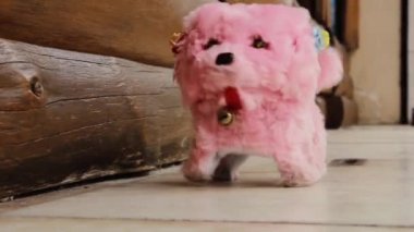 Antika Vintage Oyuncak Köpek Sokakta. Kapat..  