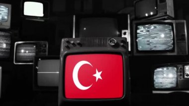 Türk bayrakları ve Retro Televizyonları. Siyah ve Beyaz Ton. Yakınlaştır. 