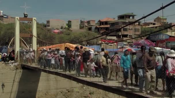 People Crossing Old Metal Mesh Suspension Bridge Rocha River Virgin — Wideo stockowe