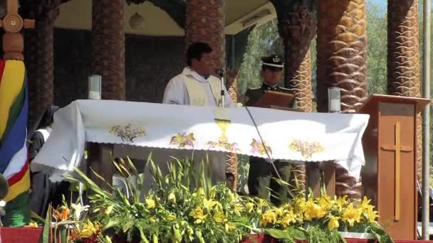 Sacerdote Masiva Peregrinación Los Devotos Calvario Virgen María Urkupina Colina — Vídeo de stock