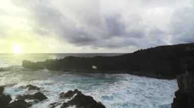 Ana Kai Tangata Mağarası 'nın önündeki Kayalıklarda Dalgalar Kırılıyor Rapa Nui' de Hanga Roa 'ya yakın, Güney Amerika' da Paskalya Adası. 