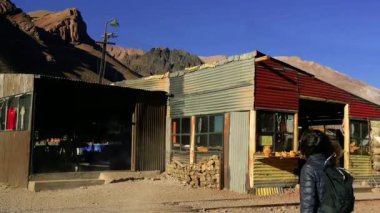 Puente del Inca Köyü 'nde yürüyen kadın (İnka Köprüsü), Mendoza ili, Arjantin.  
