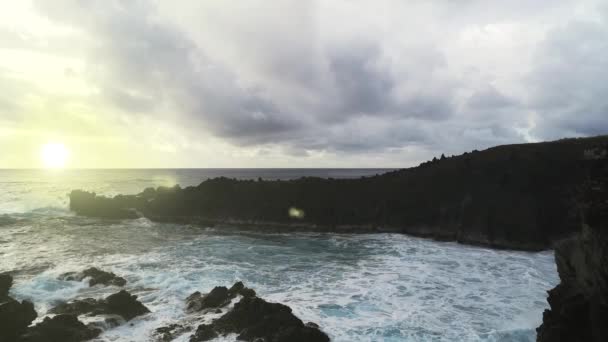 Waves Breaking Cliffs Μπροστά Από Σπήλαιο Ana Kai Tangata Κοντά — Αρχείο Βίντεο