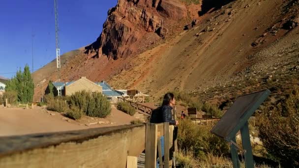 Kvinnan Läser Turistinformationsskylt Puente Del Inca Inkabron Mendozaprovinsen Argentina — Stockvideo