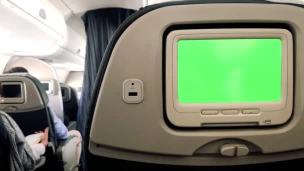 Monitor Mit Green Screen Auf Dem Beifahrersitz Eines Flugzeugs Vergrößern — Stockvideo