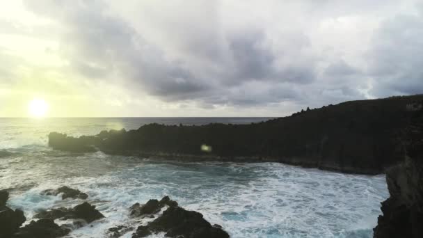 南米のイースター島 ラパヌイのハンガ ロア近くのアナ タンガタ洞窟の前の崖で破壊します スローモーション — ストック動画