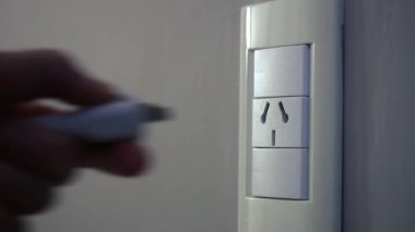 Elektrik prizine el prizi takıyorum. Kapat..  