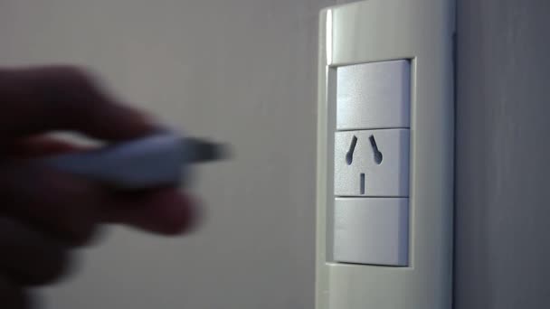 Mão Colocando Plug Electricity Socket Fechar — Vídeo de Stock