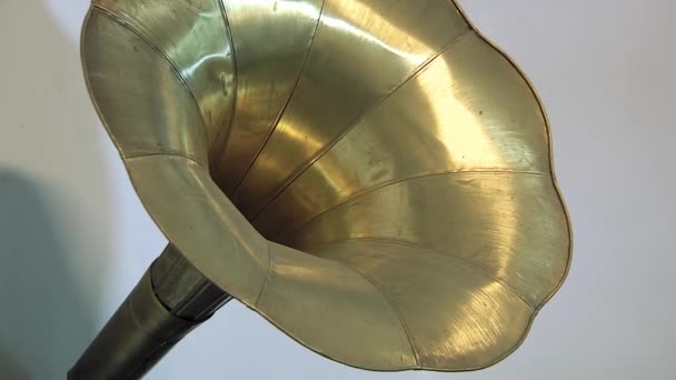 Man Picking Vintage Gramophone Brass Horn Closeup — Stockvideo