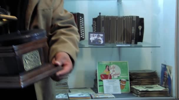 Man Holding Old Gramophone Close — Stock Video