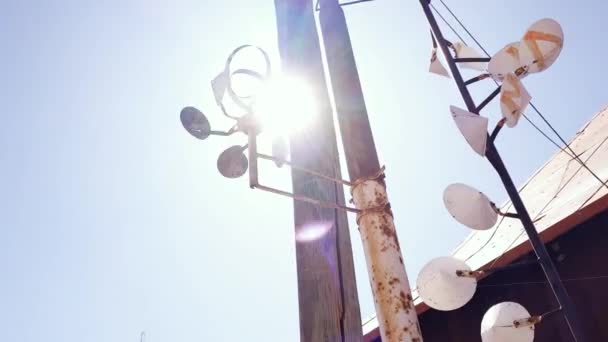 Viejo Hilandero Viento Poste Línea Eléctrica — Vídeo de stock