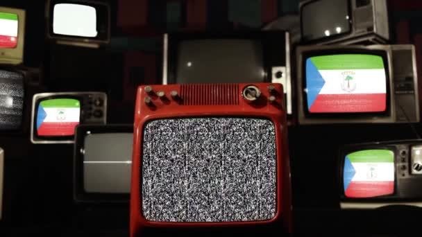 Σημαία Της Ισημερινής Γουινέας Και Vintage Τηλεοράσεις Μεγέθυνση — Αρχείο Βίντεο